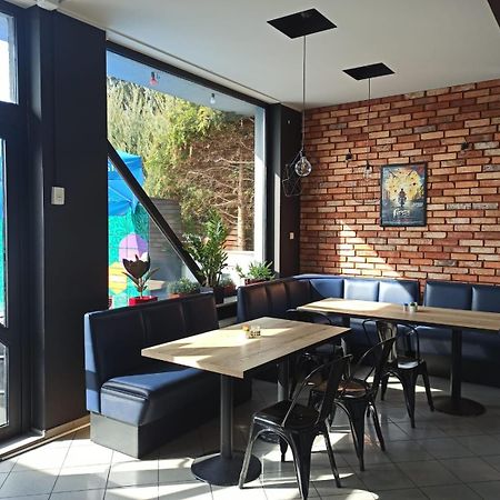 Pokoje Nad Pizzeria Познан Екстериор снимка