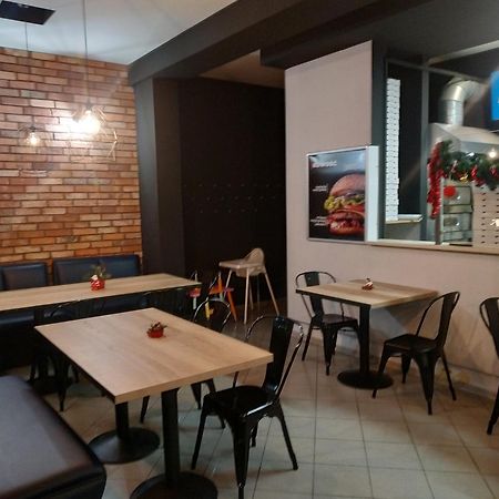 Pokoje Nad Pizzeria Познан Екстериор снимка